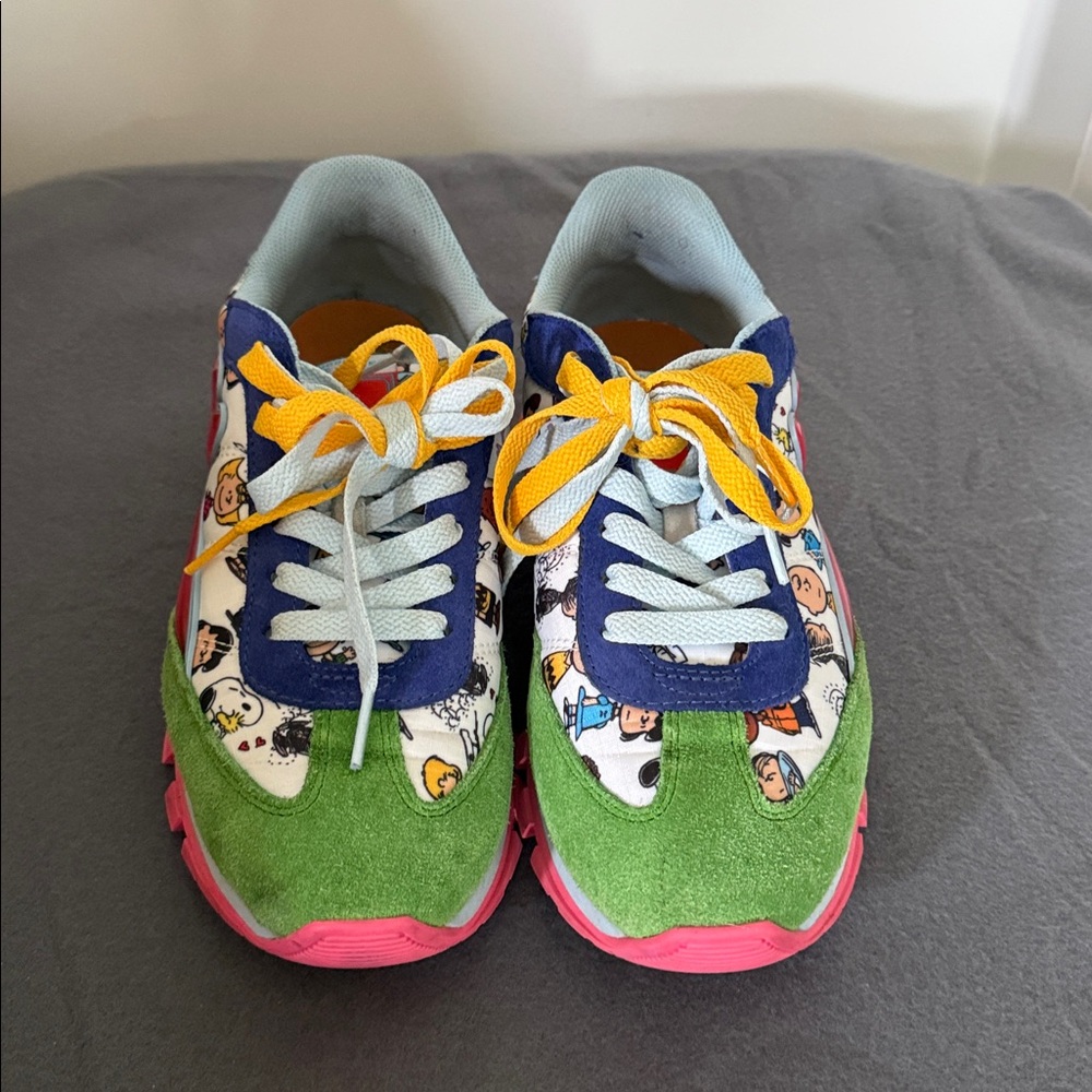 Marc Jacobs The Jogger Peanut shoe.